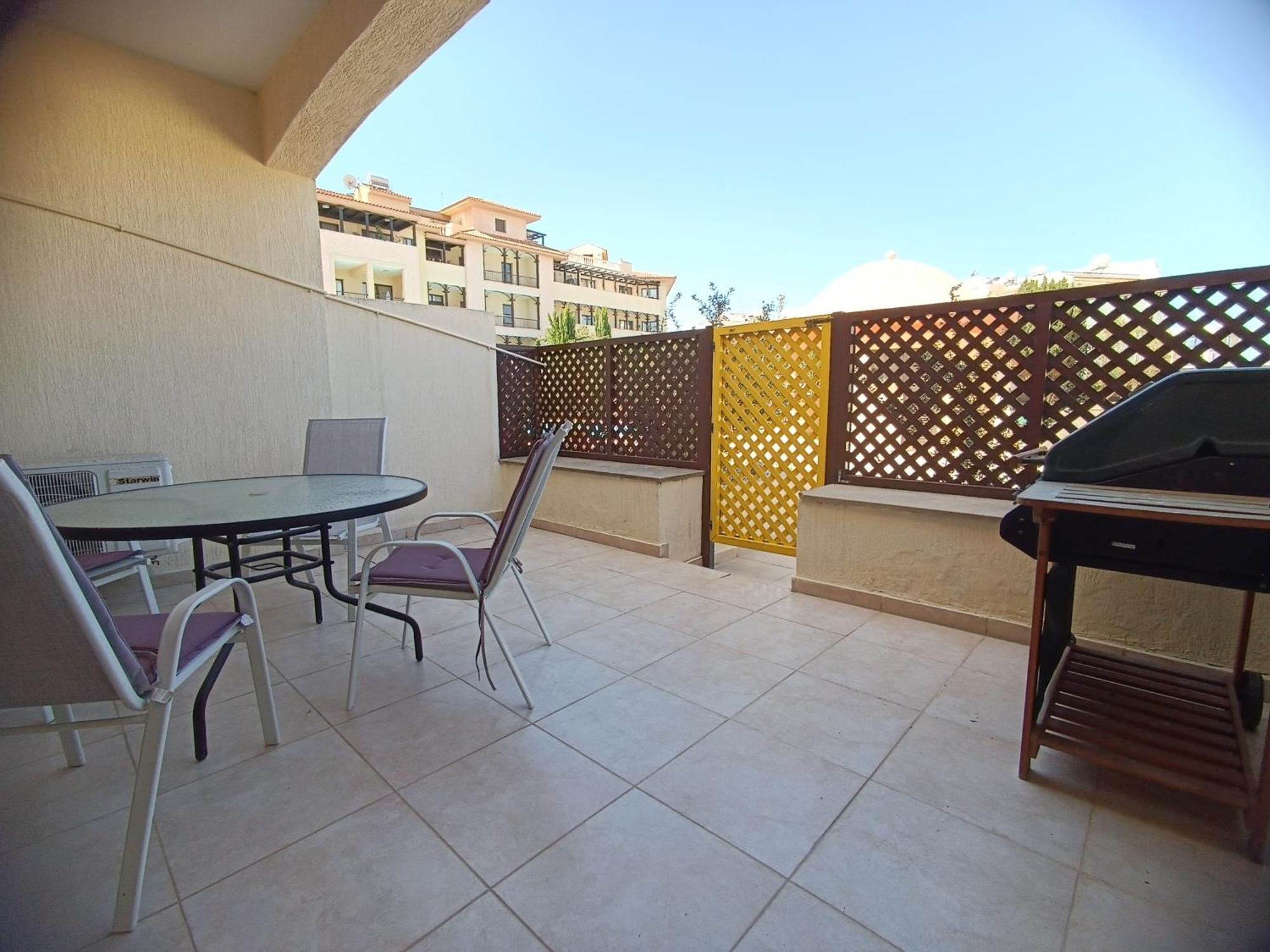 Pool Side 2 Bedroom Queens Gardens Complex Paphos Exterior foto